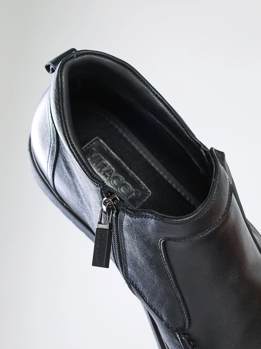 Ботинки черного цвета с эластичной вставкой